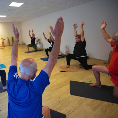 Zu sehen ist eine Männergruppe beim Yoga.