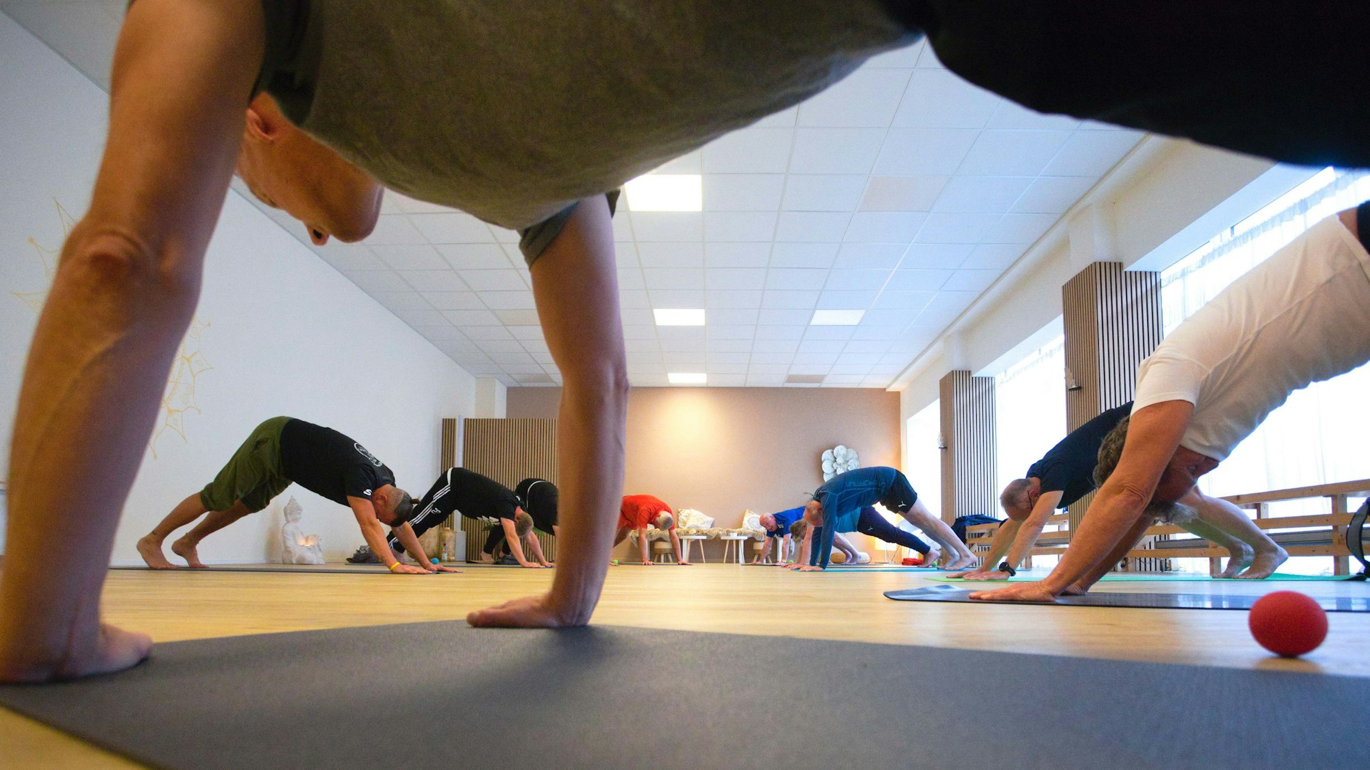 Eine Yoga-Gruppe bei einer Übung