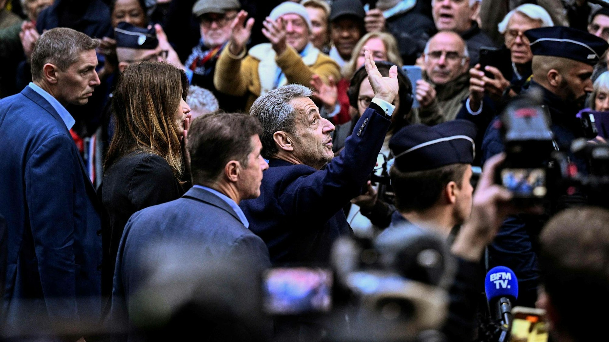 Unterstützer, Freunde und Nachbarn warteten auf Sarkozy, als dieser zum Gefängnis aufbrach.