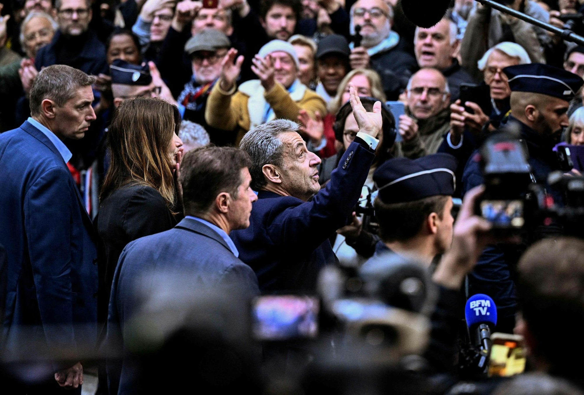Unterstützer, Freunde und Nachbarn warteten auf Sarkozy, als dieser zum Gefängnis aufbrach.
