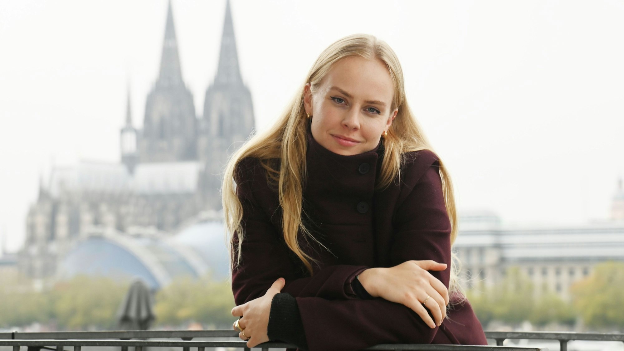 07.10.2025 Köln. Treffen mit Autorin, Influencerin Clara Lösel, die mit ihrem Poetry-Slam ein Millionen-Publikum auf Social Media erreicht. Ihr Buch ist ein Bestseller und jetzt geht sie auf Tour und macht Halt in Köln. Foto: Alexander Schwaiger
