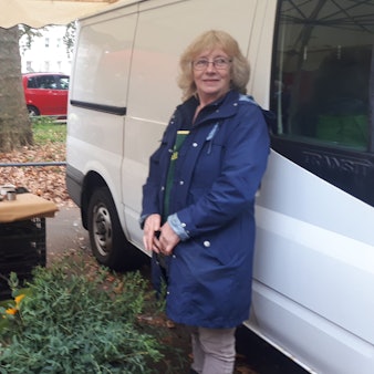 Die 66-jährige Elisabeth Brandl geht in den Ruhestand. Auf dem Erntedankfest-Wochenmarkt in Niehl verabschiedete sie sich von ihrer Kundschaft.