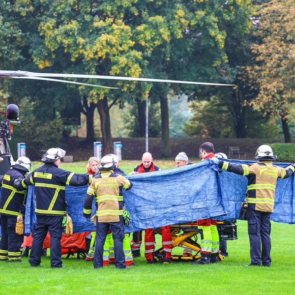 Einsatzkräfte stehen neben einem Rettungshubschrauber. Die neu gewählte Bürgermeisterin von Herdecke, Iris Stalzer (SPD), ist lebensgefährlich verletzt in ihrer Wohnung gefunden worden. Sie habe mehrere Messerstiche erlitten, hieß es aus Sicherheitskreisen. Foto: Alex Talash/dpa
