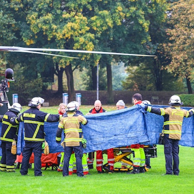 Einsatzkräfte stehen neben einem Rettungshubschrauber. Die neu gewählte Bürgermeisterin von Herdecke, Iris Stalzer (SPD), ist lebensgefährlich verletzt in ihrer Wohnung gefunden worden. Sie habe mehrere Messerstiche erlitten, hieß es aus Sicherheitskreisen. Foto: Alex Talash/dpa