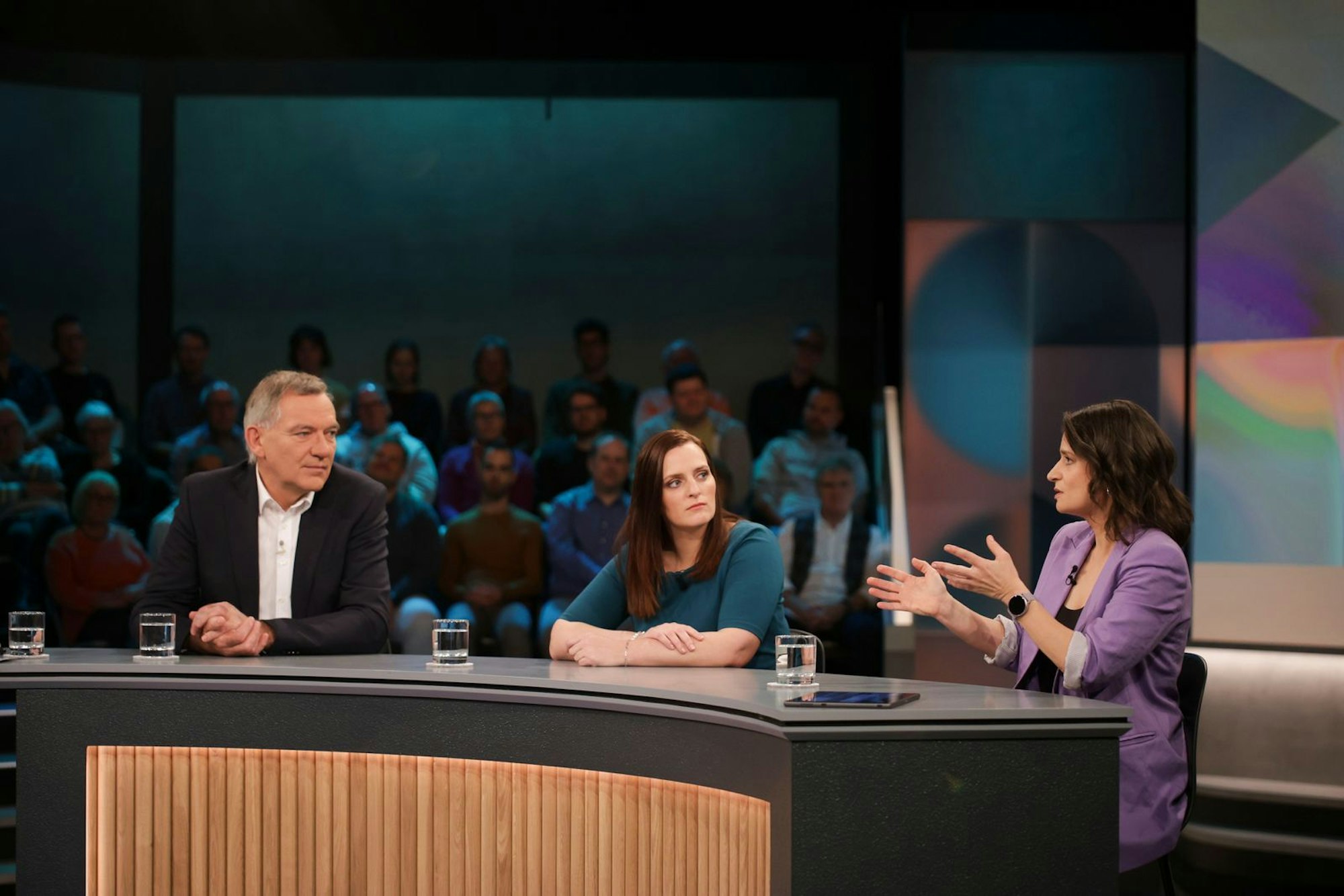 Britta Schautz (rechts) forderte mehr Transparenz, denn „Preise sind in Deutschland eine Blackbox“. (Bild: WDR/Dirk Borm)