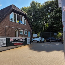 Ein Gebäude mit verklinkerter Fassade.