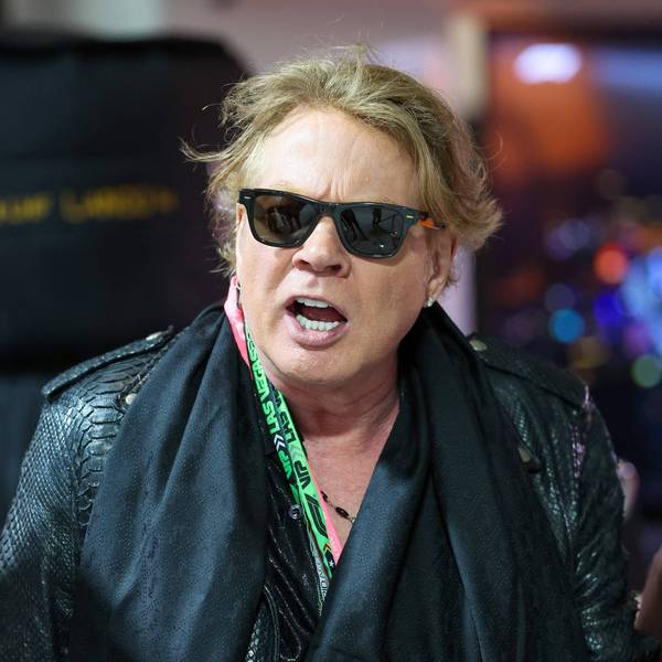 Guns N’ Roses Frontmann Axl Rose brüllt rum.