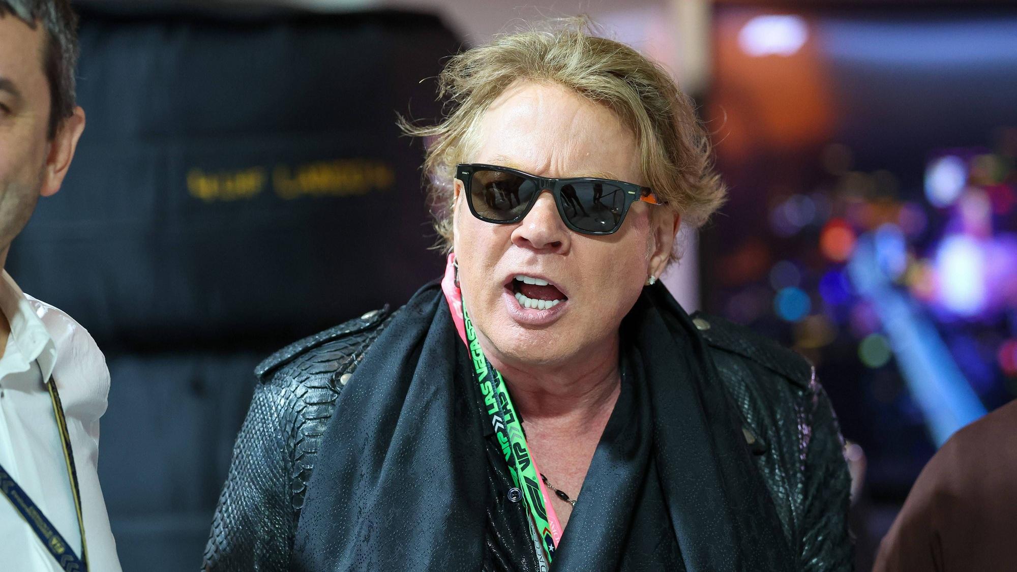 Guns N’ Roses Frontmann Axl Rose brüllt rum.