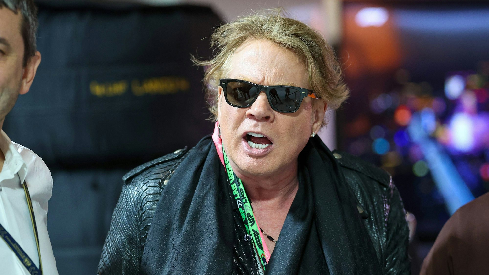 Guns N’ Roses Frontmann Axl Rose brüllt rum.