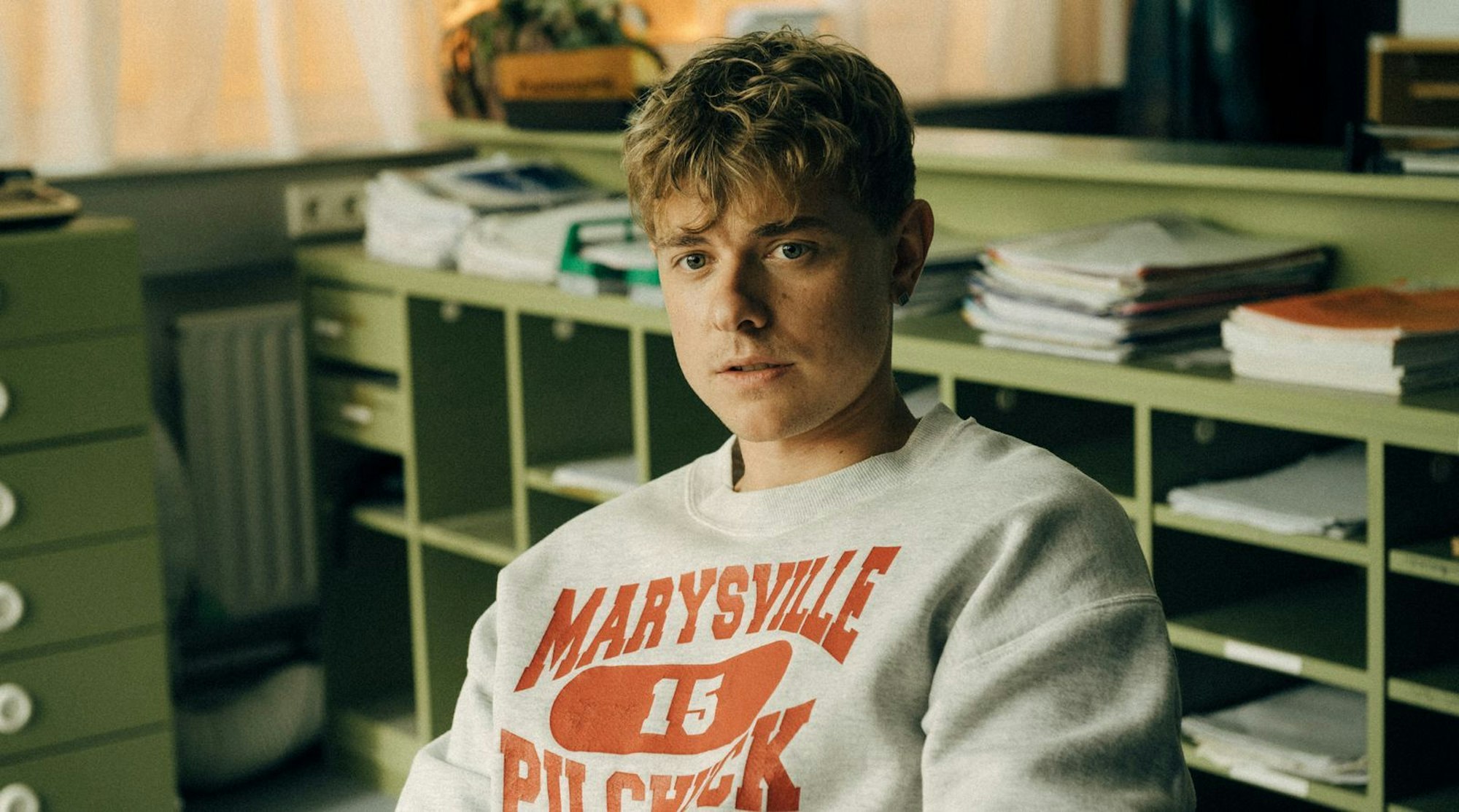 Jonas Ems, Drehbuchautor und Verfasser der Romanvorlage zur Serie „Schattenseite“, übernimmt eine Rolle in der ARD-Produktion. Er verrät im Interview, dass es „eher ein Wunsch des Senders und der Produktion“ war.  (Bild:  ARD Degeto Film/HR/funk/Dreamtool Entertainment GmbH/Elliott Kreyenberg)