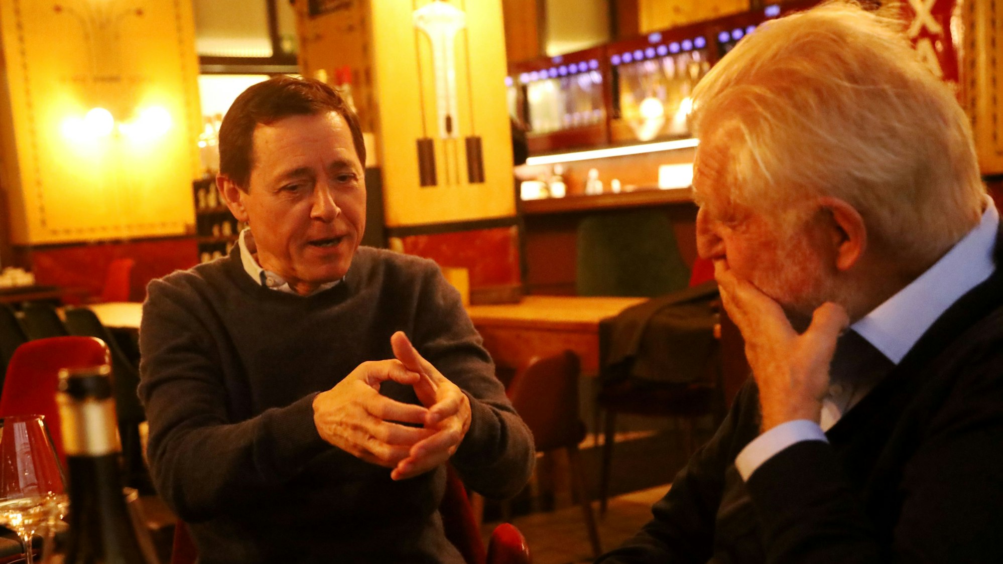 06.10.2025, Köln: Vincent Moissonnier im Gespräch mit Starkoch Pierre Gagnaire (v.l.). Foto: Arton Krasniqi