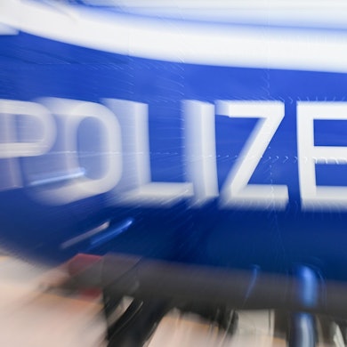 ARCHIV - 21.05.2024, Baden-Württemberg, Stuttgart: Das Wort Polizei ist an einem Hubschrauber der Polizei Hubschrauberstaffel angebracht (Wischeffekt durch zoomen bei Langzeitbelichtung). (zu dpa: «Trio nach versuchtem Metalldiebstahl in Haft») Foto: Bernd Weißbrod/dpa +++ dpa-Bildfunk +++