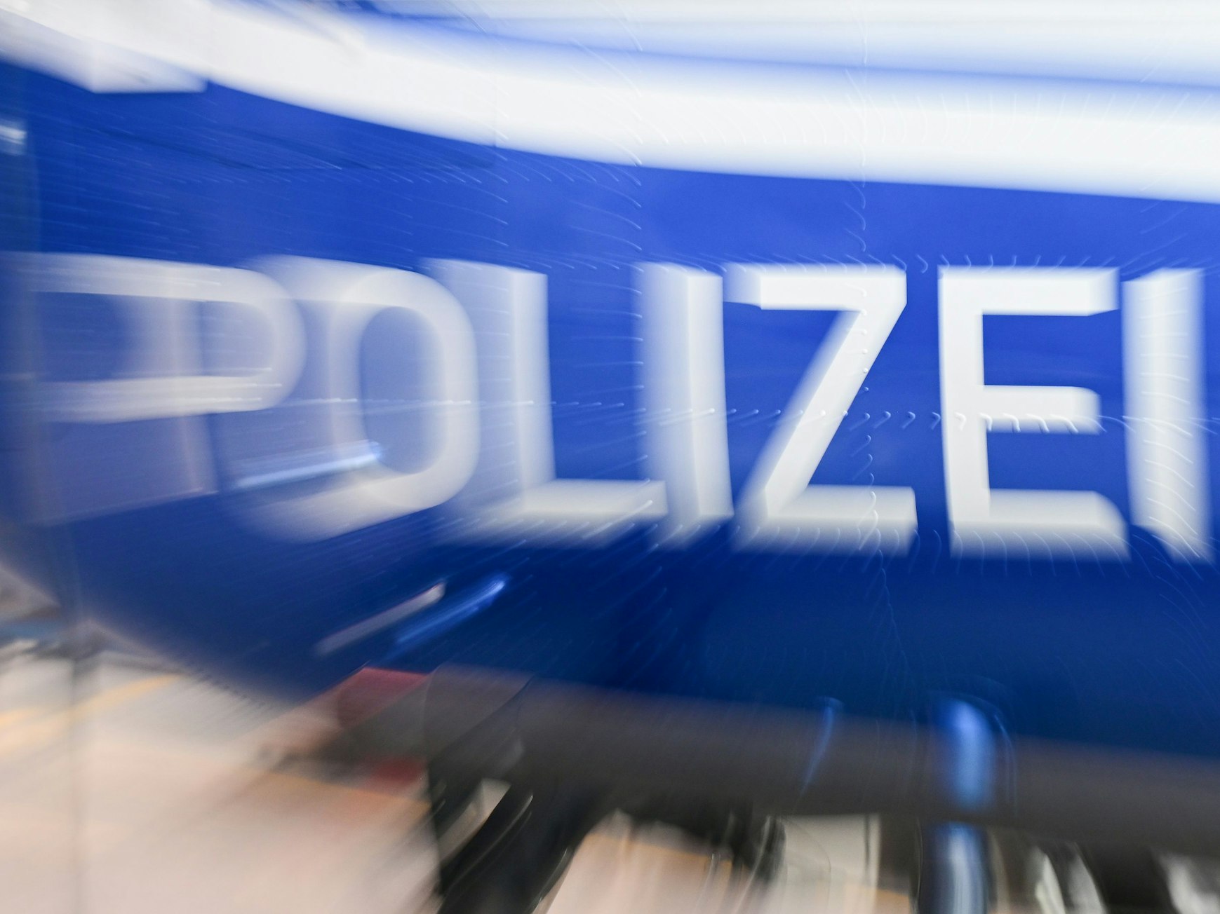 Die Kölner Polizei fahndet nach einem Mann, der am Samstagmorgen eine Tankstelle überfallen hat.