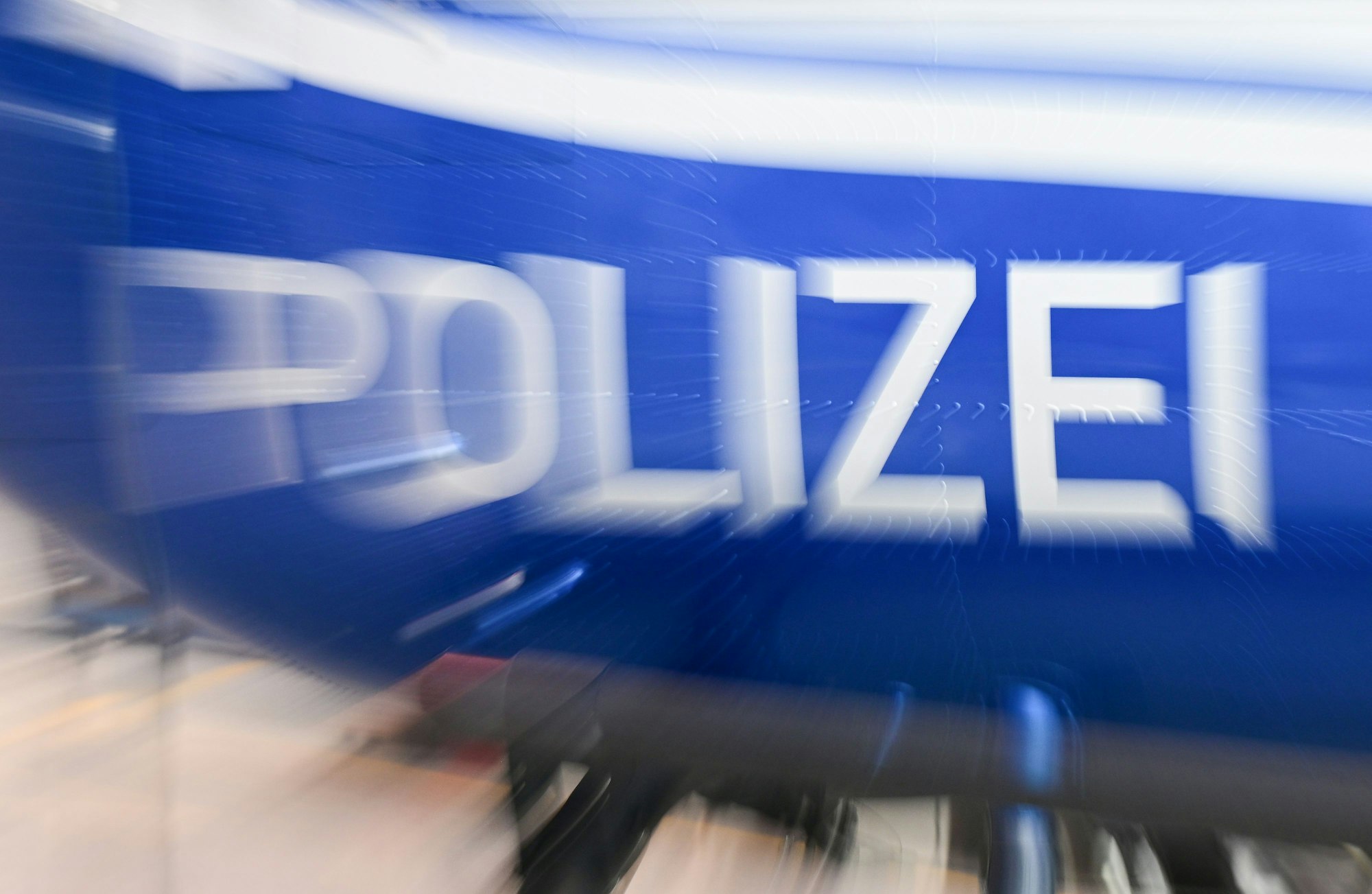 ARCHIV - 21.05.2024, Baden-Württemberg, Stuttgart: Das Wort Polizei ist an einem Hubschrauber der Polizei Hubschrauberstaffel angebracht (Wischeffekt durch zoomen bei Langzeitbelichtung). (zu dpa: «Trio nach versuchtem Metalldiebstahl in Haft») Foto: Bernd Weißbrod/dpa +++ dpa-Bildfunk +++