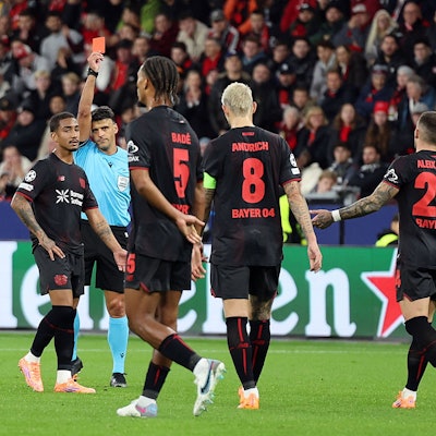 21.10.2025, xrekx, Fussball UEFA Champions League, Bayer 04 Leverkusen - Paris St. Germain PSG v.l. Robert Andrich Bayer 04 Leverkusen hat Rote Karte erhalten, Received a red card DFL/DFB REGULATIONS PROHIBIT ANY USE OF PHOTOGRAPHS as IMAGE SEQUENCES and/or QUASI-VIDEO Leverkusen *** 21 10 2025, xrekx, Football UEFA Champions League, Bayer 04 Leverkusen Paris St Germain PSG v l Robert Andrich Bayer 04 Leverkusen has received a red card, Received a red card DFL DFB REGULATIONS PROHIBIT ANY USE OF PHOTOGRAPHS as IMAGE SEQUENCES and or QUASI VIDEO Leverkusen