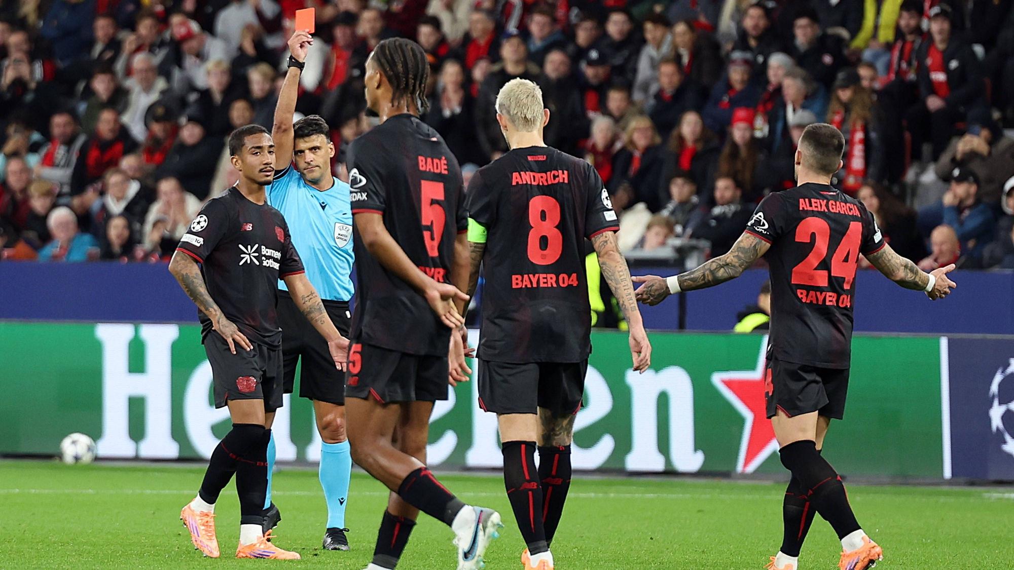 21.10.2025, xrekx, Fussball UEFA Champions League, Bayer 04 Leverkusen - Paris St. Germain PSG v.l. Robert Andrich Bayer 04 Leverkusen hat Rote Karte erhalten, Received a red card DFL/DFB REGULATIONS PROHIBIT ANY USE OF PHOTOGRAPHS as IMAGE SEQUENCES and/or QUASI-VIDEO Leverkusen *** 21 10 2025, xrekx, Football UEFA Champions League, Bayer 04 Leverkusen Paris St Germain PSG v l Robert Andrich Bayer 04 Leverkusen has received a red card, Received a red card DFL DFB REGULATIONS PROHIBIT ANY USE OF PHOTOGRAPHS as IMAGE SEQUENCES and or QUASI VIDEO Leverkusen
