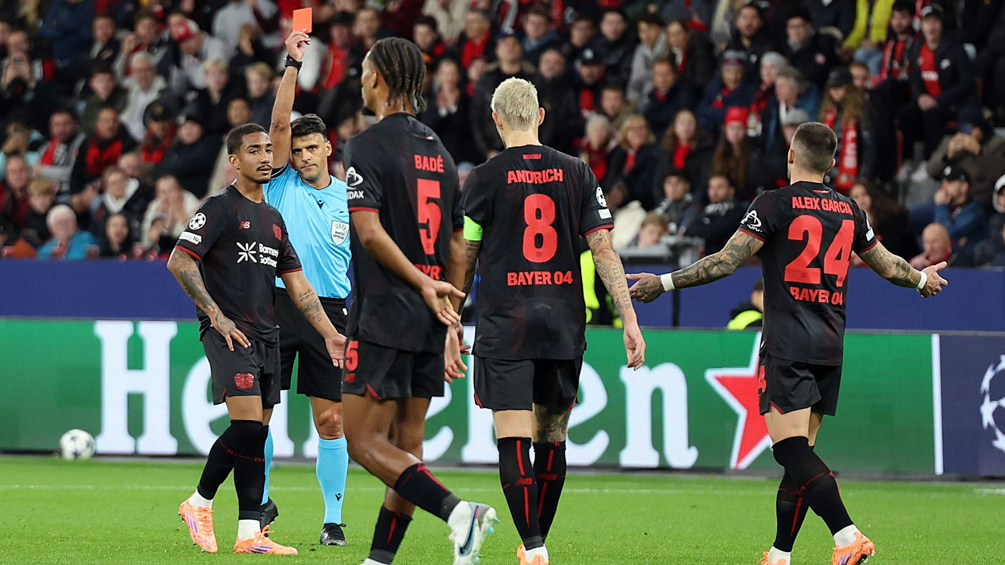 21.10.2025, xrekx, Fussball UEFA Champions League, Bayer 04 Leverkusen - Paris St. Germain PSG v.l. Robert Andrich Bayer 04 Leverkusen hat Rote Karte erhalten, Received a red card DFL/DFB REGULATIONS PROHIBIT ANY USE OF PHOTOGRAPHS as IMAGE SEQUENCES and/or QUASI-VIDEO Leverkusen *** 21 10 2025, xrekx, Football UEFA Champions League, Bayer 04 Leverkusen Paris St Germain PSG v l Robert Andrich Bayer 04 Leverkusen has received a red card, Received a red card DFL DFB REGULATIONS PROHIBIT ANY USE OF PHOTOGRAPHS as IMAGE SEQUENCES and or QUASI VIDEO Leverkusen