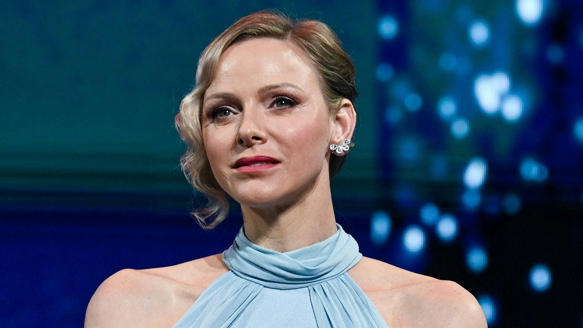 Fürstin Charlène schaut in die Ferne.