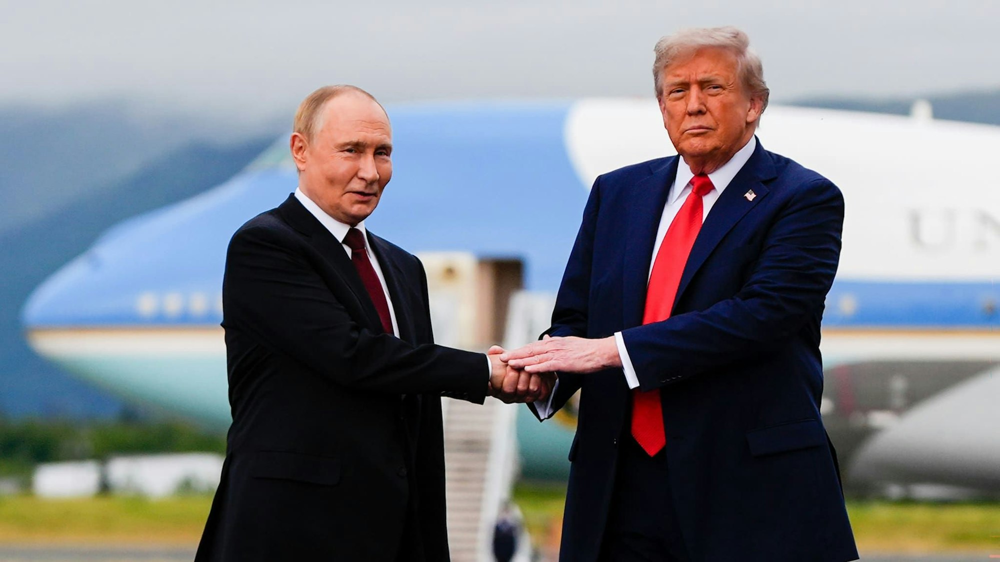 US-Präsident Donald Trump begrüßt den russischen Präsidenten Wladimir Putin auf der Joint Base Elmendorf-Richardson, Alaska. (Archivbild).