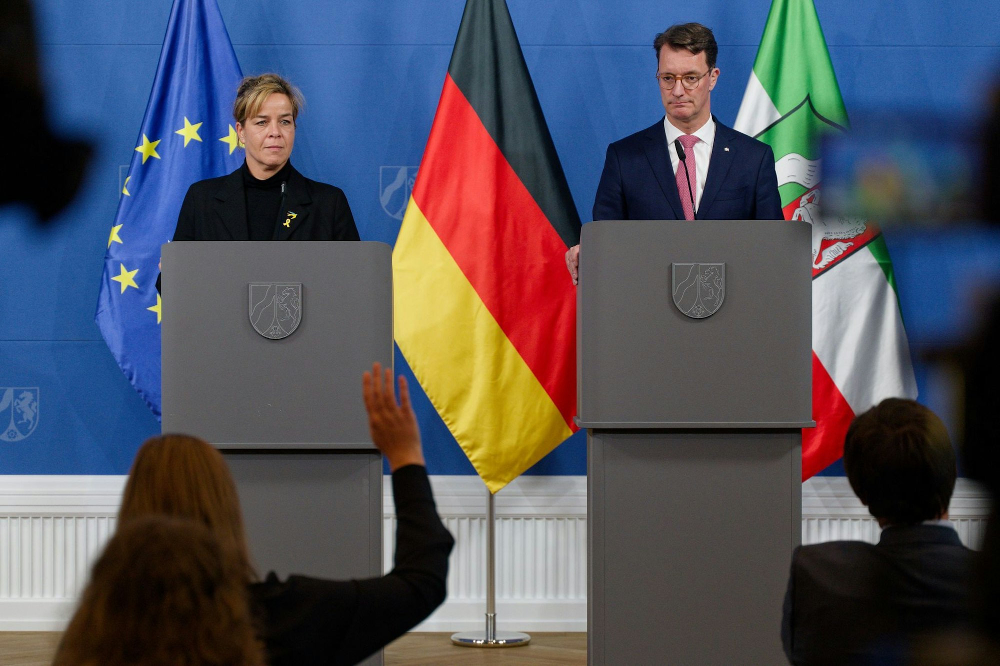 Nordrhein-Westfalens Ministerpräsident Hendrik Wüst (CDU) und Wirtschaftsministerin Mona Neubaur (Grüne) deklinieren die Einzelheiten des «Nordrhein-Westfalen-Plans» durch.