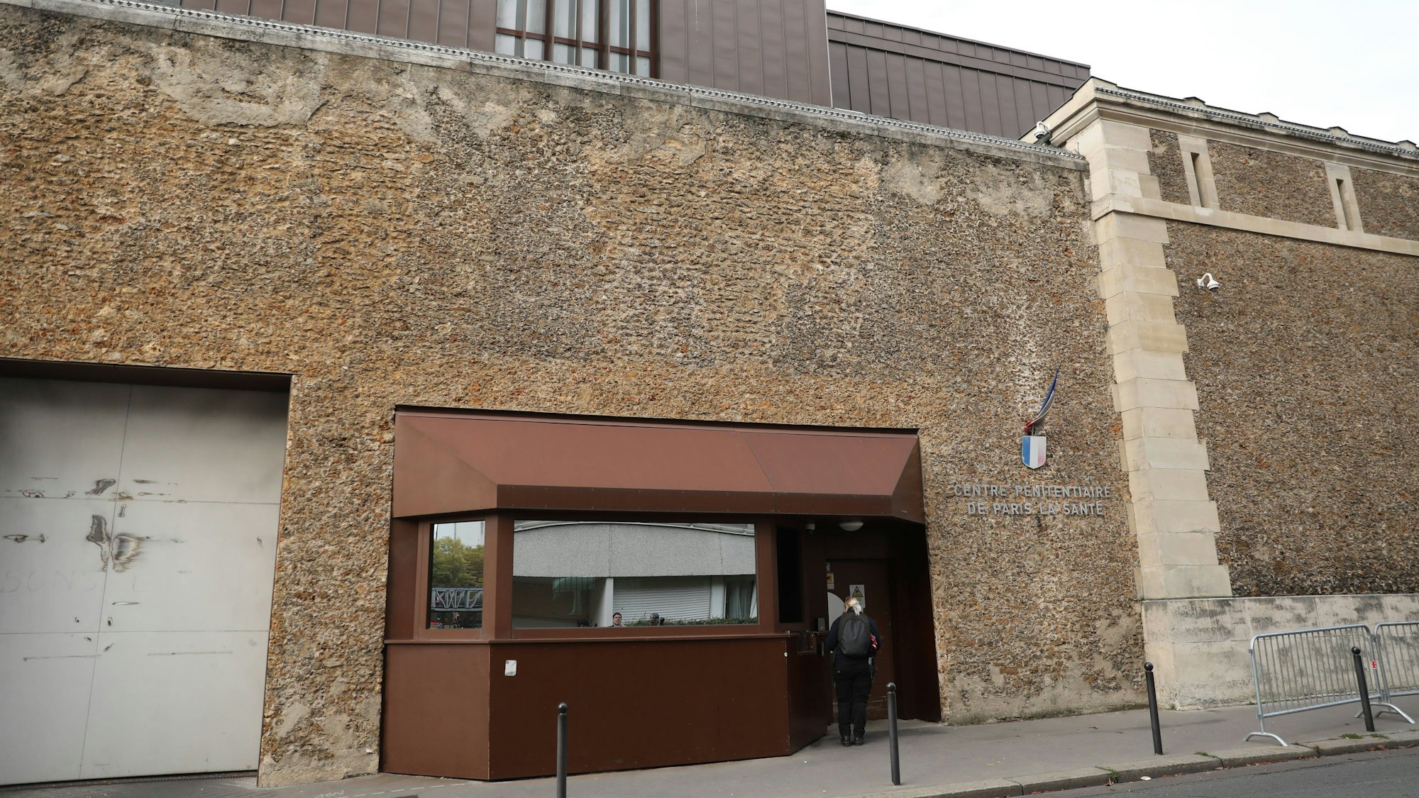 Eingang des Pariser Gefängnisses La Santé mit Steinmauer und Pforte.
