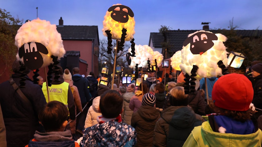 Die Freiwillige Feuerwehr Lange veranstaltet traditionell einen St. Martins Umzug durch Porz-Langel.