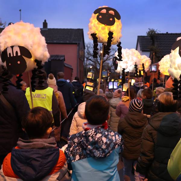 Die Freiwillige Feuerwehr Lange veranstaltet traditionell einen St. Martins Umzug durch Porz-Langel.