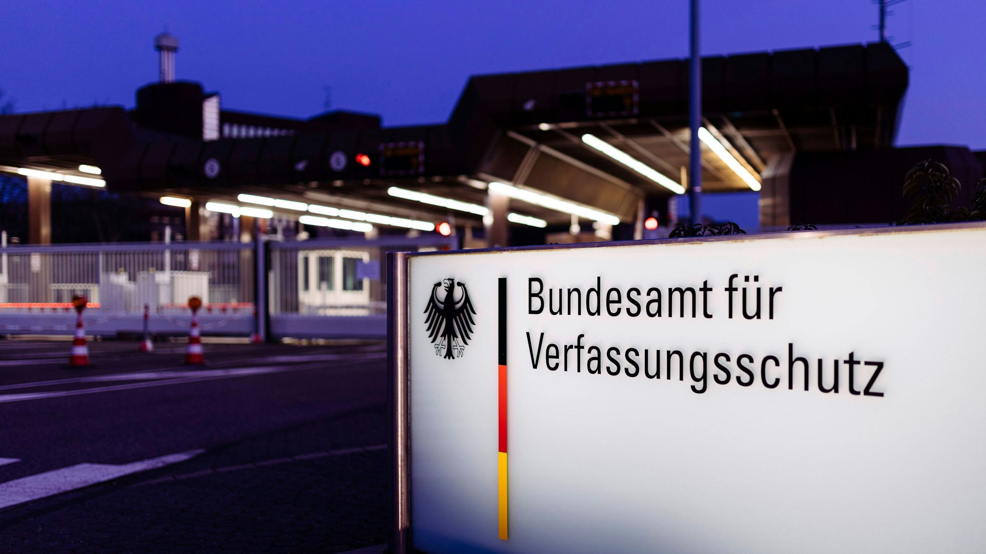 Eingang zum Bundesamt für Verfassungsschutz in Köln-Chorweiler.