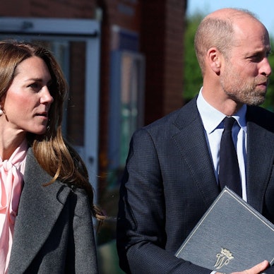 Prinzessin Kate und Prinz William schauen zur Seite.