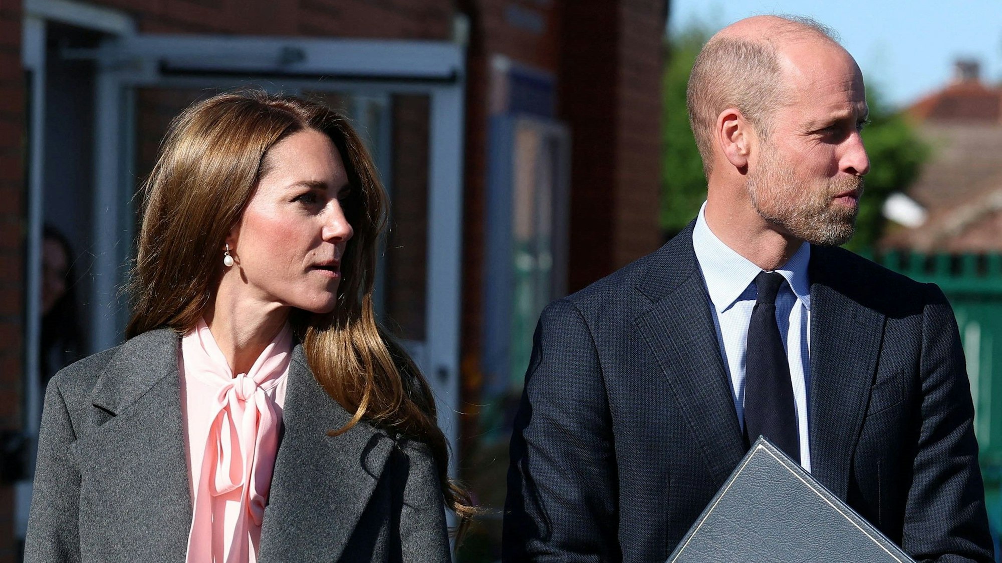 Prinzessin Kate und Prinz William schauen zur Seite.