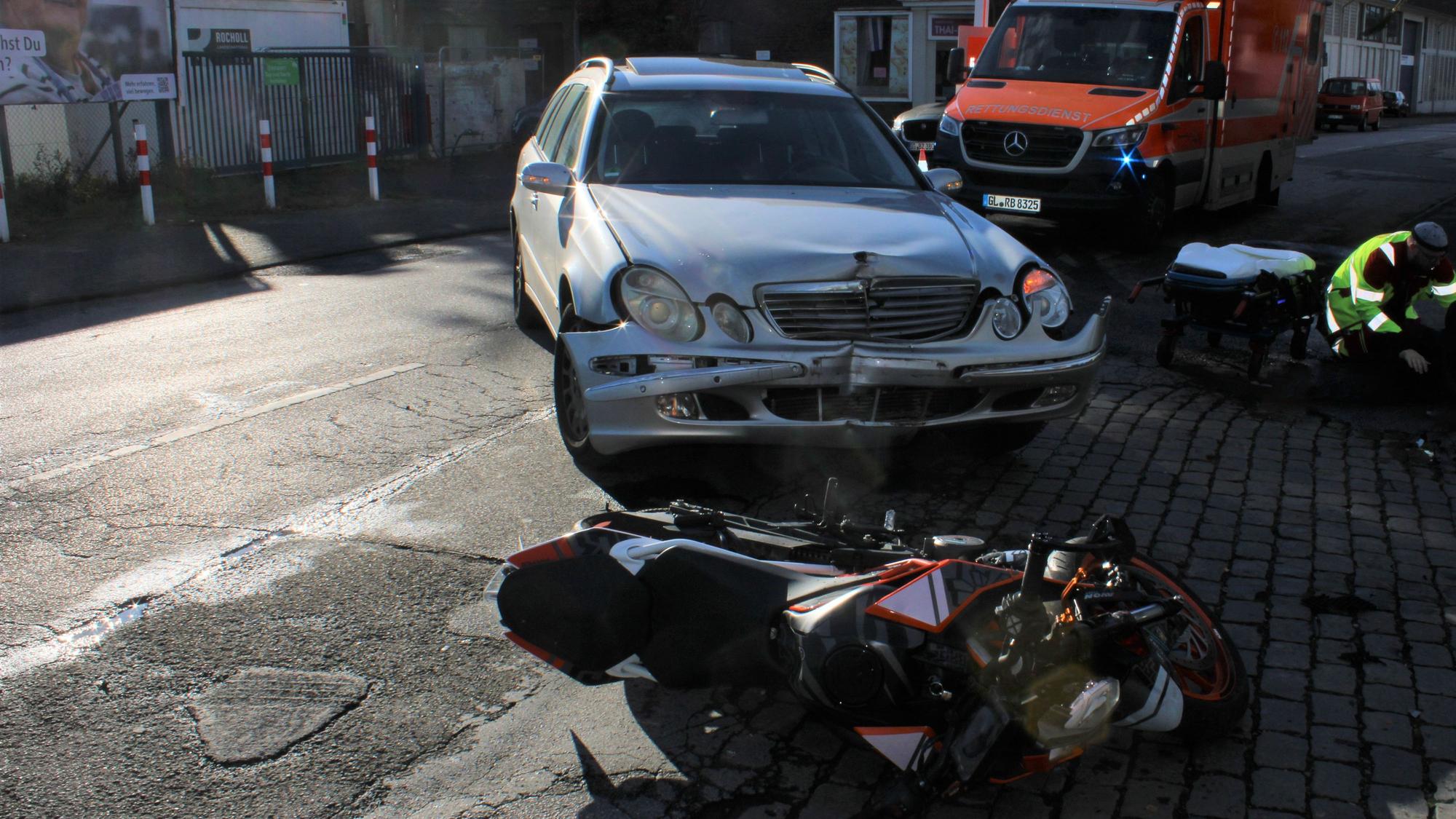 Eine beschädigte KTM-Maschine und ein beschädigter Mercedes nach einem Verkehrsunfall auf der Hochstraße in Leichlingen.