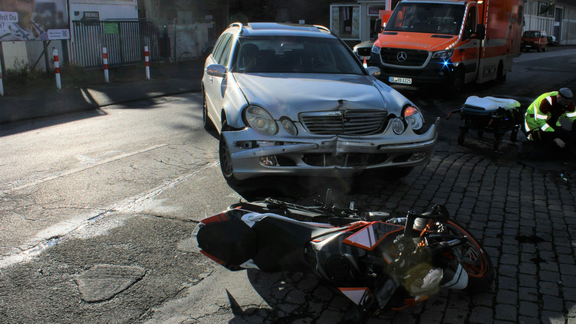 Eine beschädigte KTM-Maschine und ein beschädigter Mercedes nach einem Verkehrsunfall auf der Hochstraße in Leichlingen.