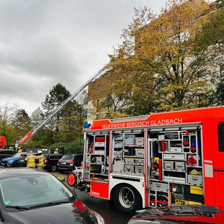 Feuerwehrauto der Feuerwehr Bergisch Gladbach im Einsatz (Symbolbild).