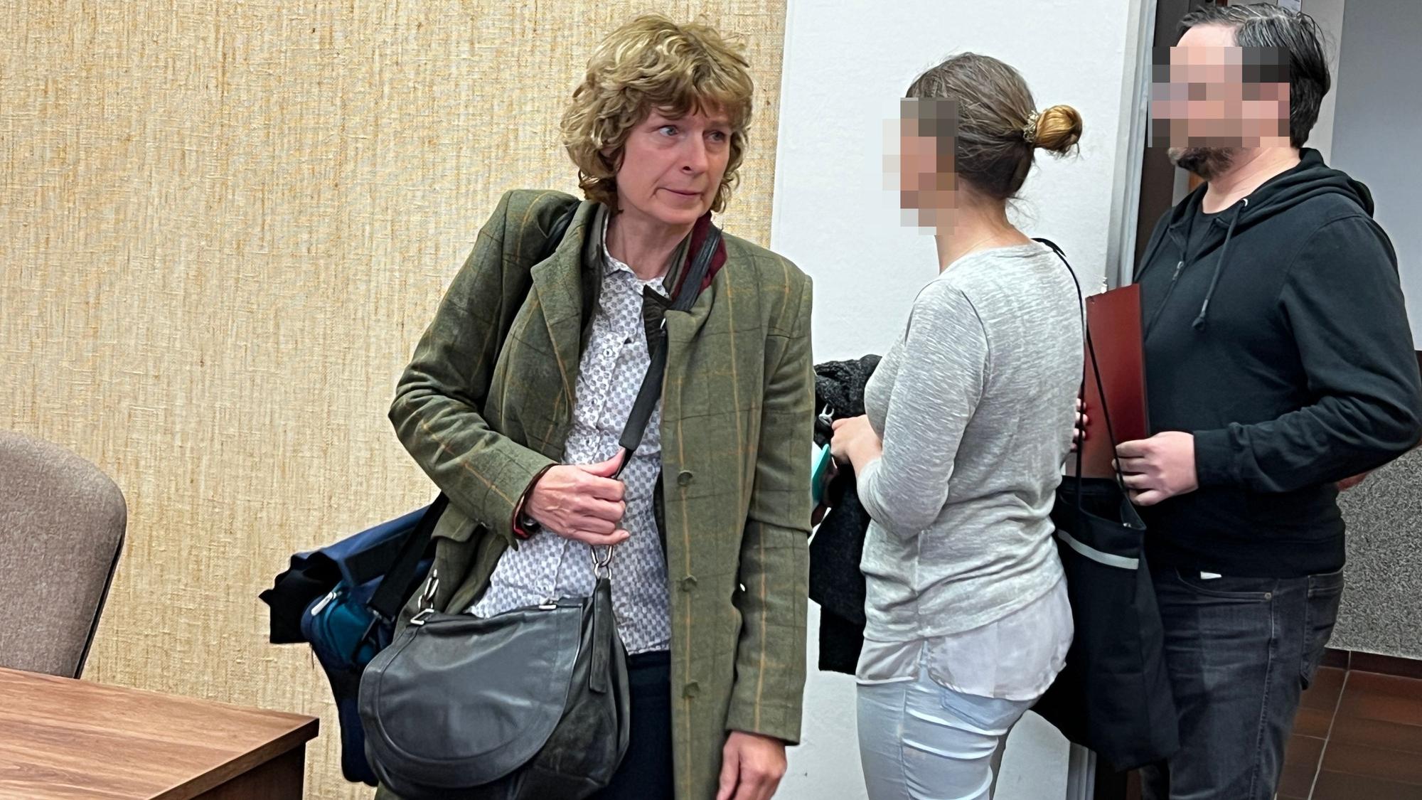 Ein Leverkusener Ehepaar steht vorm Landgericht, weil die Frau kinderpornografische Aufnahmen für den Täter gemacht hatte. Hier sieht man sie beim Prozessauftakt mit der Anwältin Iris Stuff. (l).