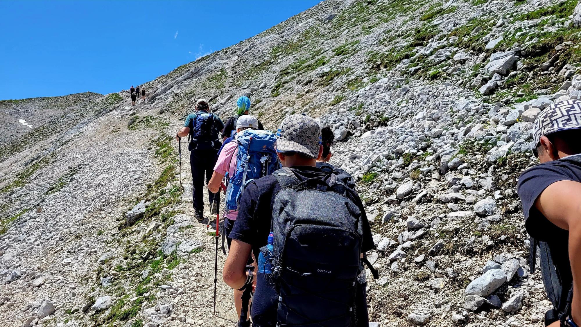 Auf schmalen Pfaden geht es für die Schülerinnen und Schüler der Kopernikushauptschule zum Gipfel der Zugspitze.