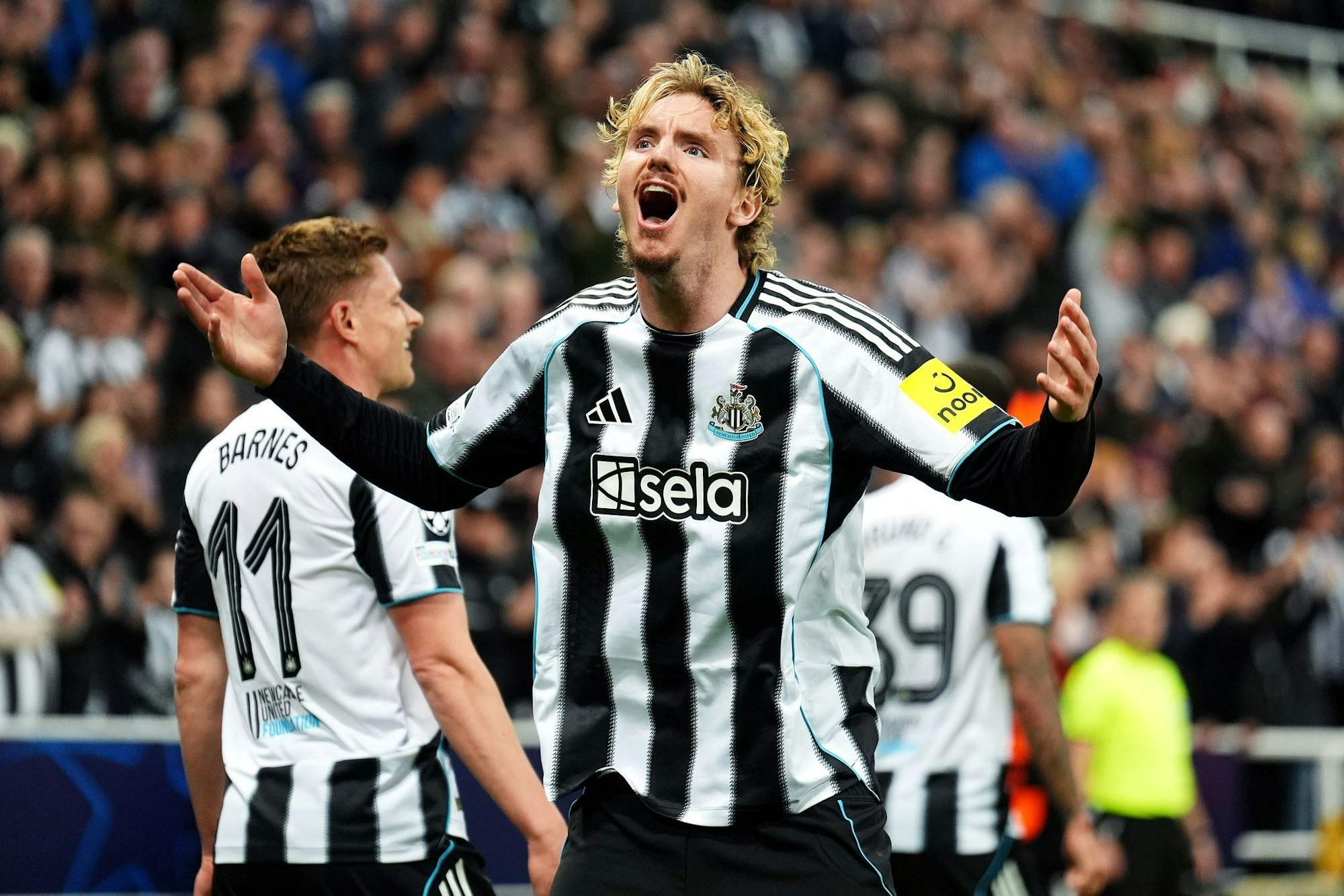 Nick Woltemade feiert mit Newcastle United den Sieg gegen Benfica Lissabon