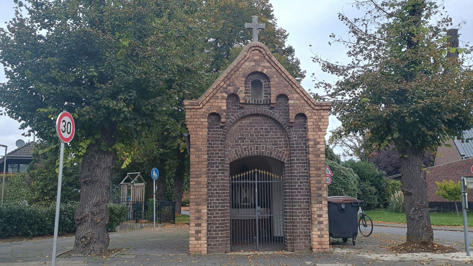 Die Kapelle ist aus Backstein, ein Gittertor versperrt den Eingang.