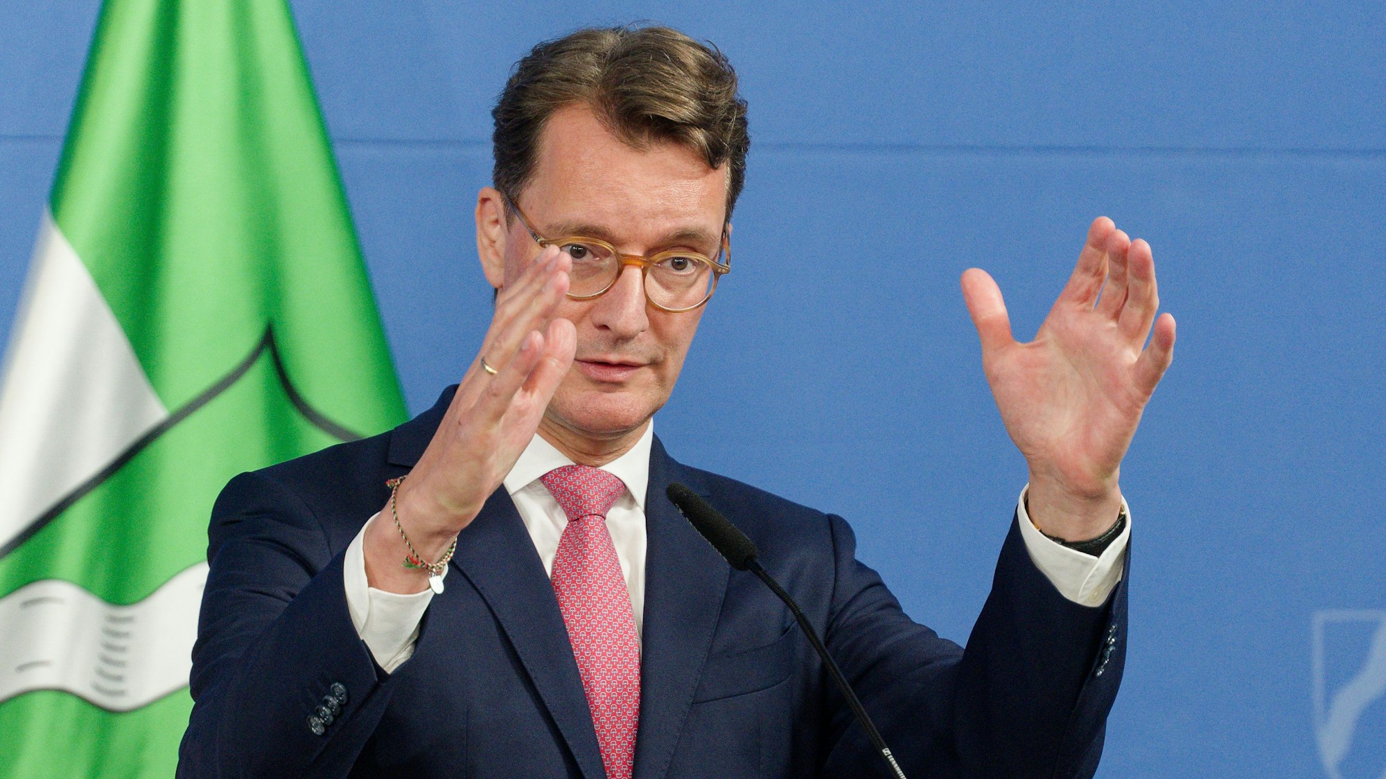 Hendrik Wüst, Ministerpräsident von Nordrhein-Westfalen (CDU), steht bei einer Pressekonferenz zum Investitionsprogramm des Landes auf dem Podium.