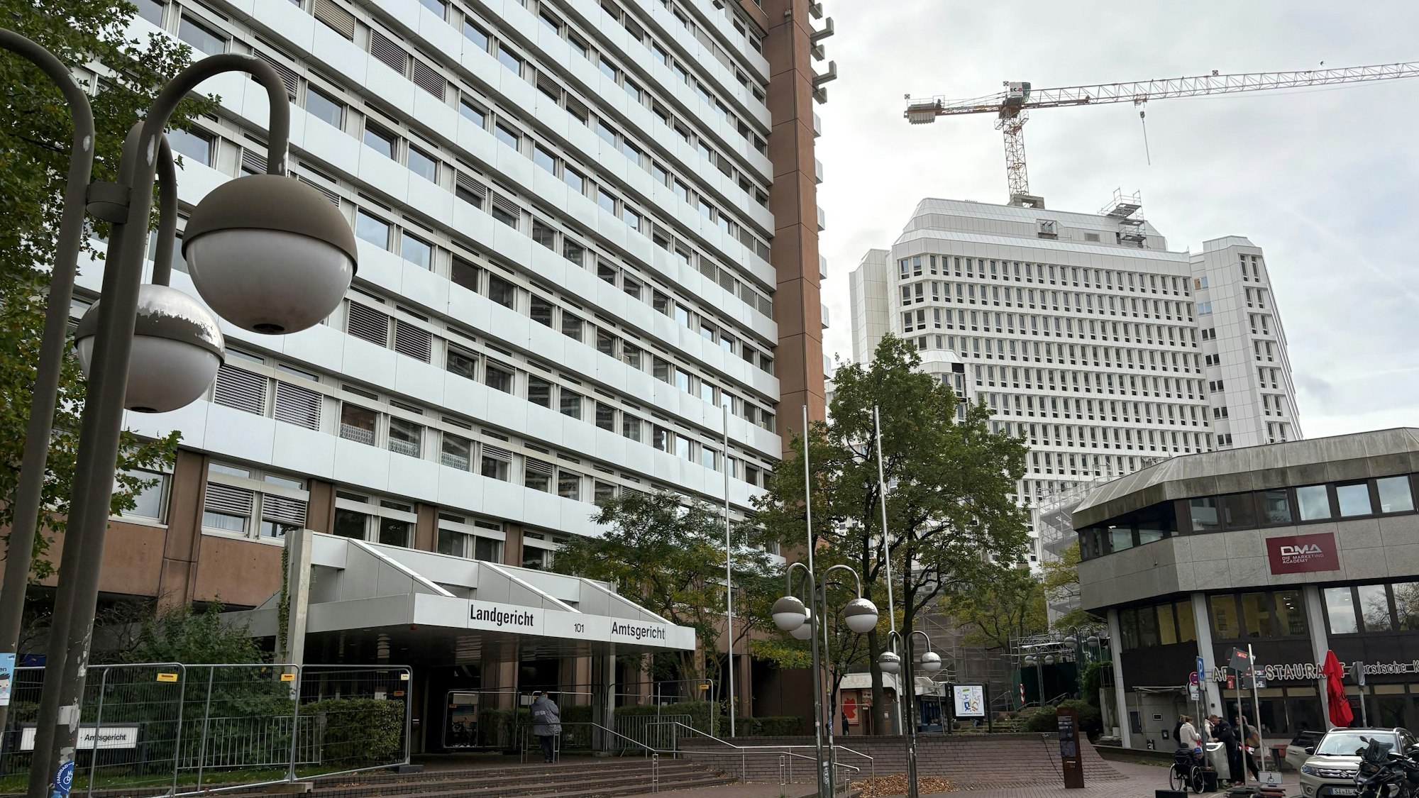 Links das aktuelle Justizhochhaus an der Luxemburger Straße, hinten rechts das geplante Interim mit neuer weißer Fassade