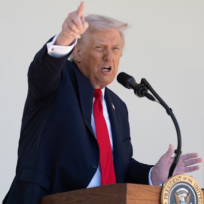 US-Präsident Donald Trump spricht während eines Mittagessens mit republikanischen Senatoren auf der Terrasse des Rosengartens im Weißen Haus.