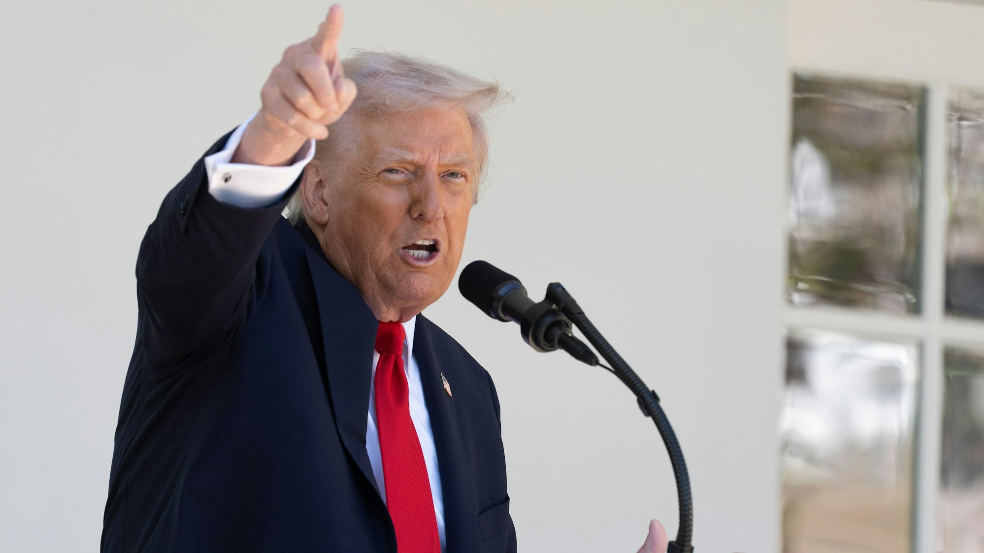 US-Präsident Donald Trump spricht während eines Mittagessens mit republikanischen Senatoren auf der Terrasse des Rosengartens im Weißen Haus.