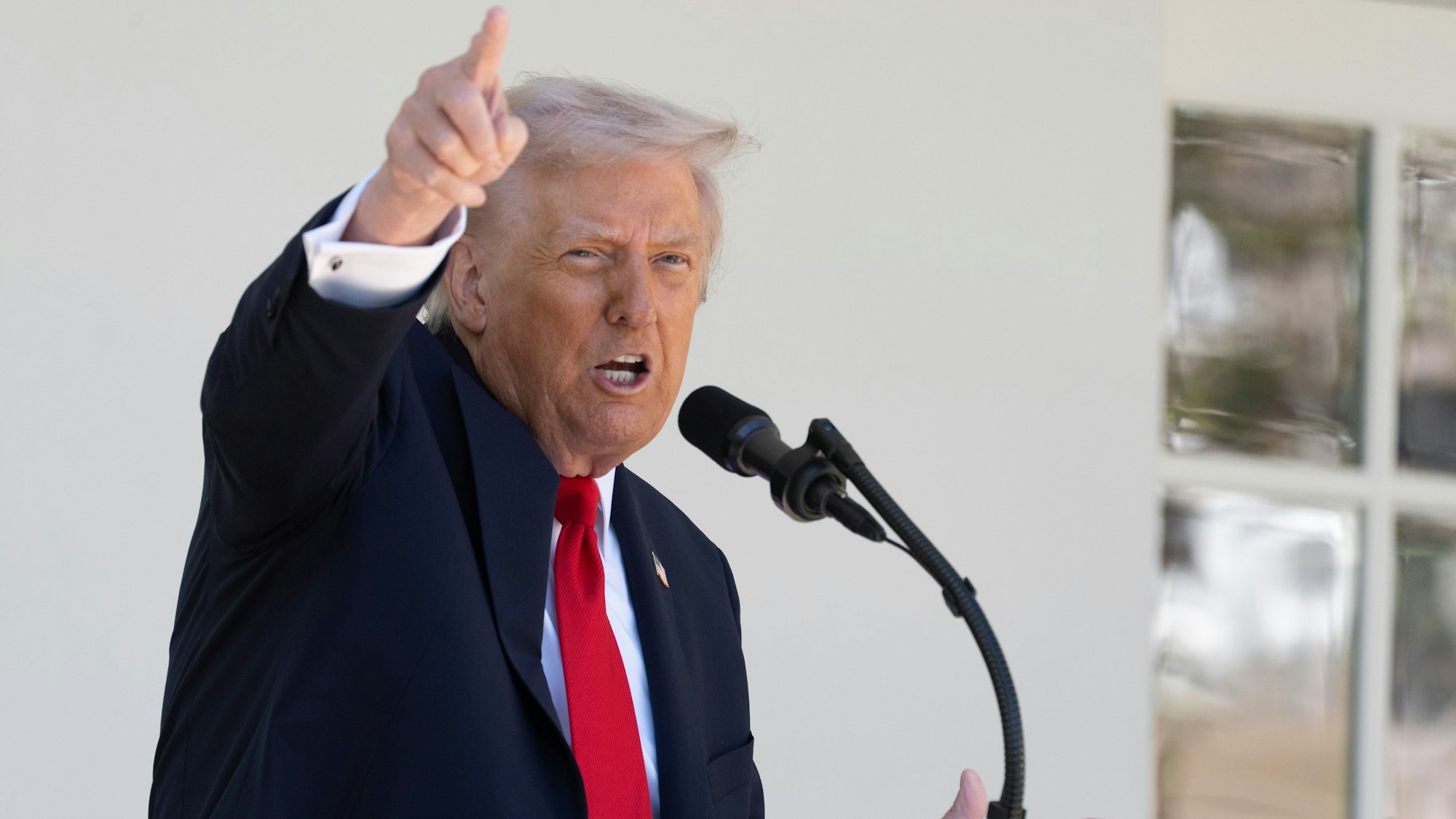 US-Präsident Donald Trump spricht während eines Mittagessens mit republikanischen Senatoren auf der Terrasse des Rosengartens im Weißen Haus.