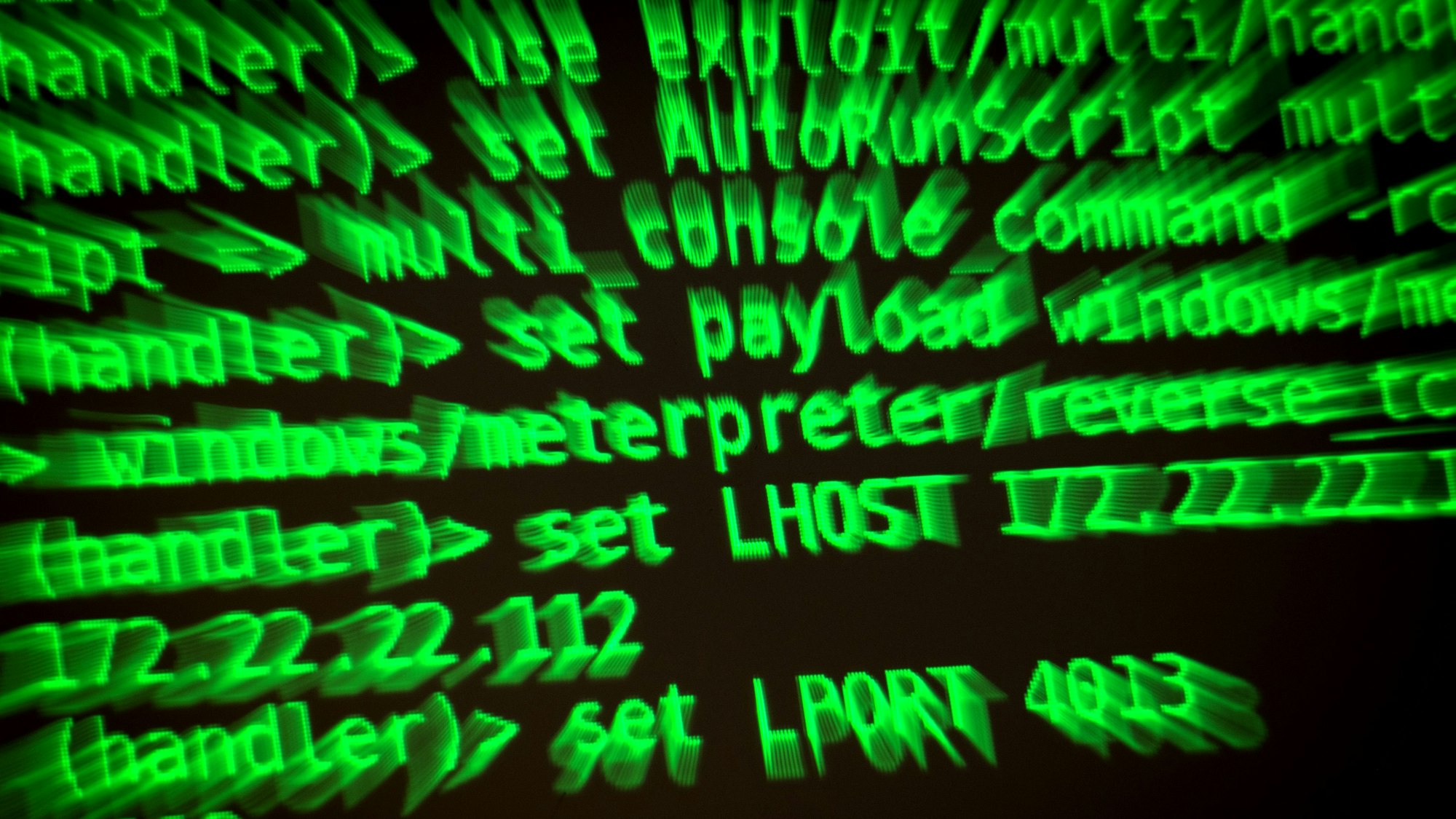 Buchstaben und Zahlen leuchten auf einem Bildschirm, auf dem ein Hacker-Programm geöffnet ist.