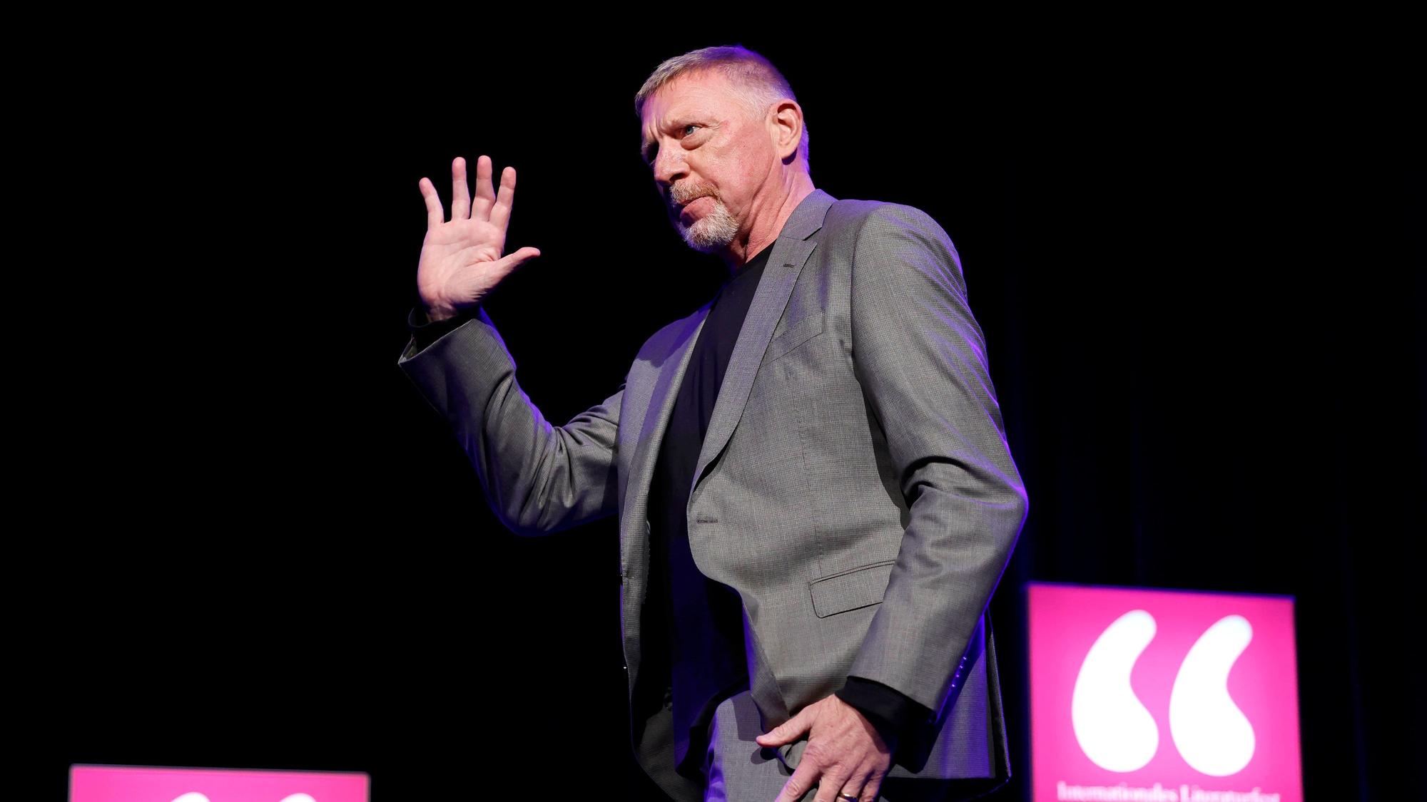 Boris Becker beim lit.Cologne Spezial im Theater am Tanzbrunnen auf der Bühne.