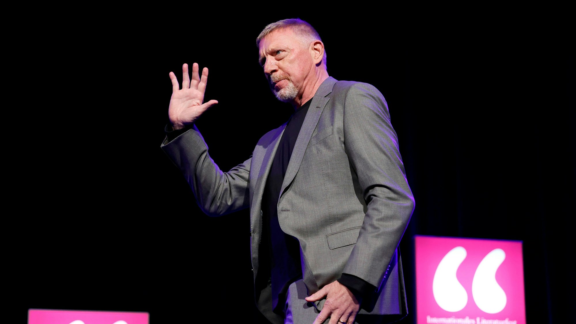 Boris Becker beim lit.Cologne Spezial im Theater am Tanzbrunnen auf der Bühne.