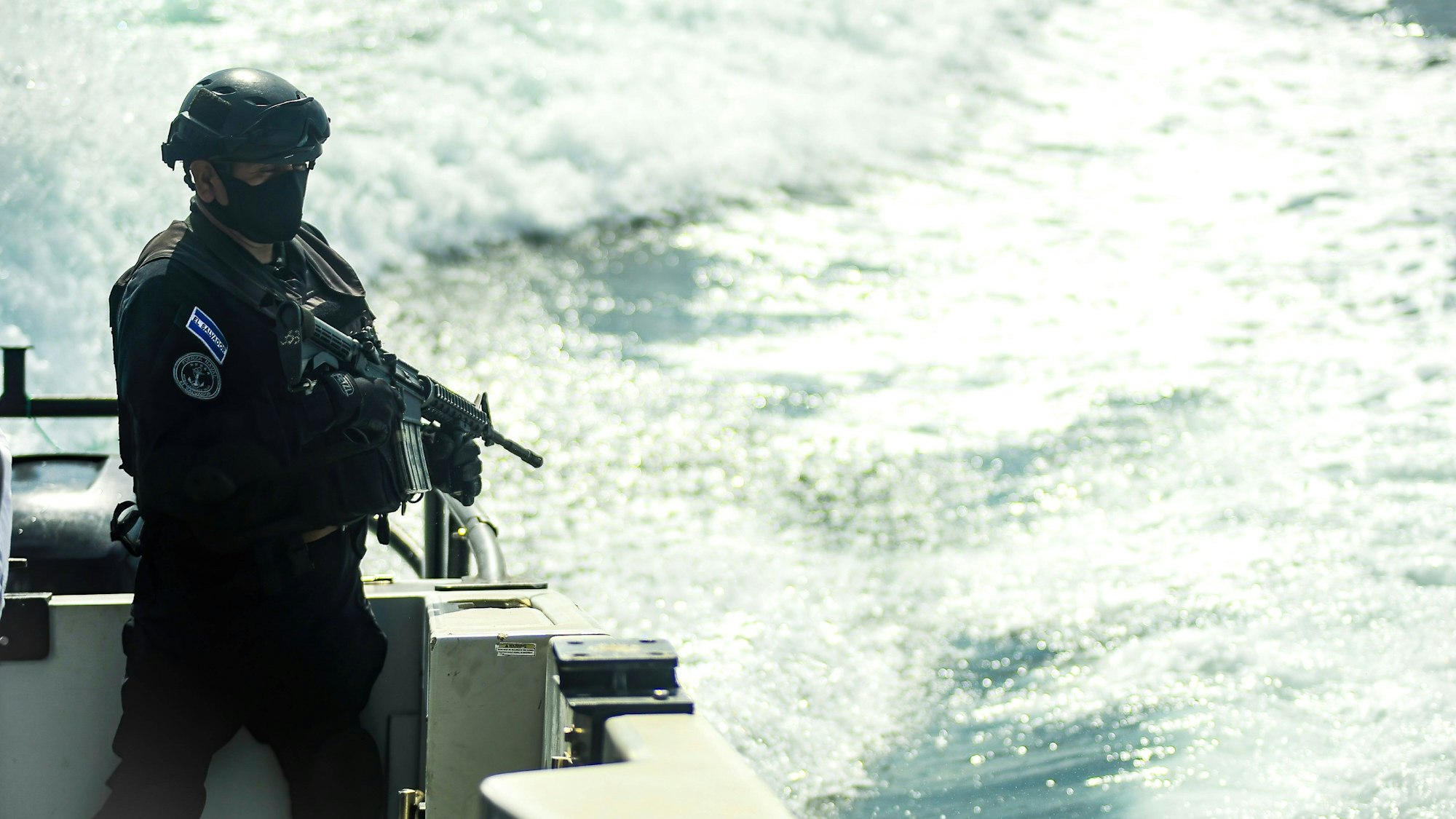 Bewaffneter Marineangehöriger auf Streife auf See.