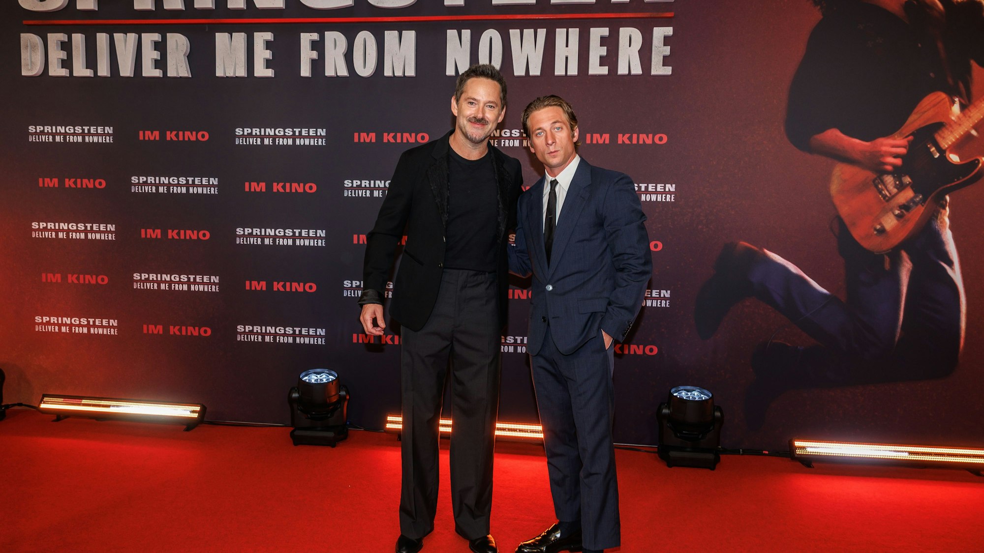 Das Bild zeigt Regisseur Scott Cooper (l) und Schauspieler Jeremy Allen White (r) auf dem Roten Teppich bei der Deutschlandpremiere von ´„Deliver Me From Nowhere“. Foto: Andreas Gora/dpa