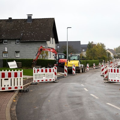 Auf der Falkenberger Straße in Tondorf sind einige Stellen mit rot-weißen Baken abgesperrt.