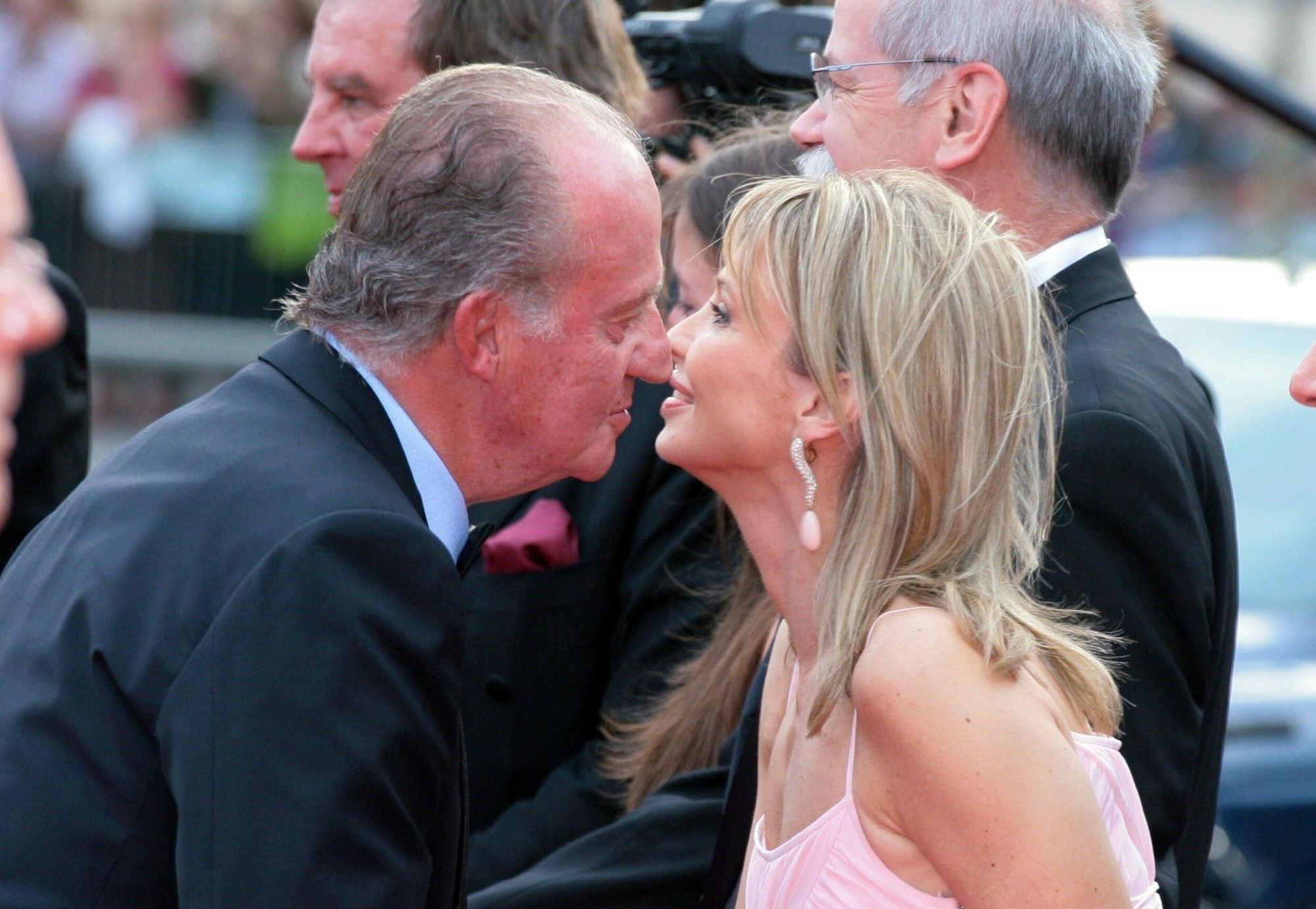 Mitten in einer Wirtschaftskrise ging Spaniens König Juan Carlos auf Elefantenjagd, mit Corinna zu Sayn-Wittgenstein und Freunden - unter anderem das kostete ihn den Thron.