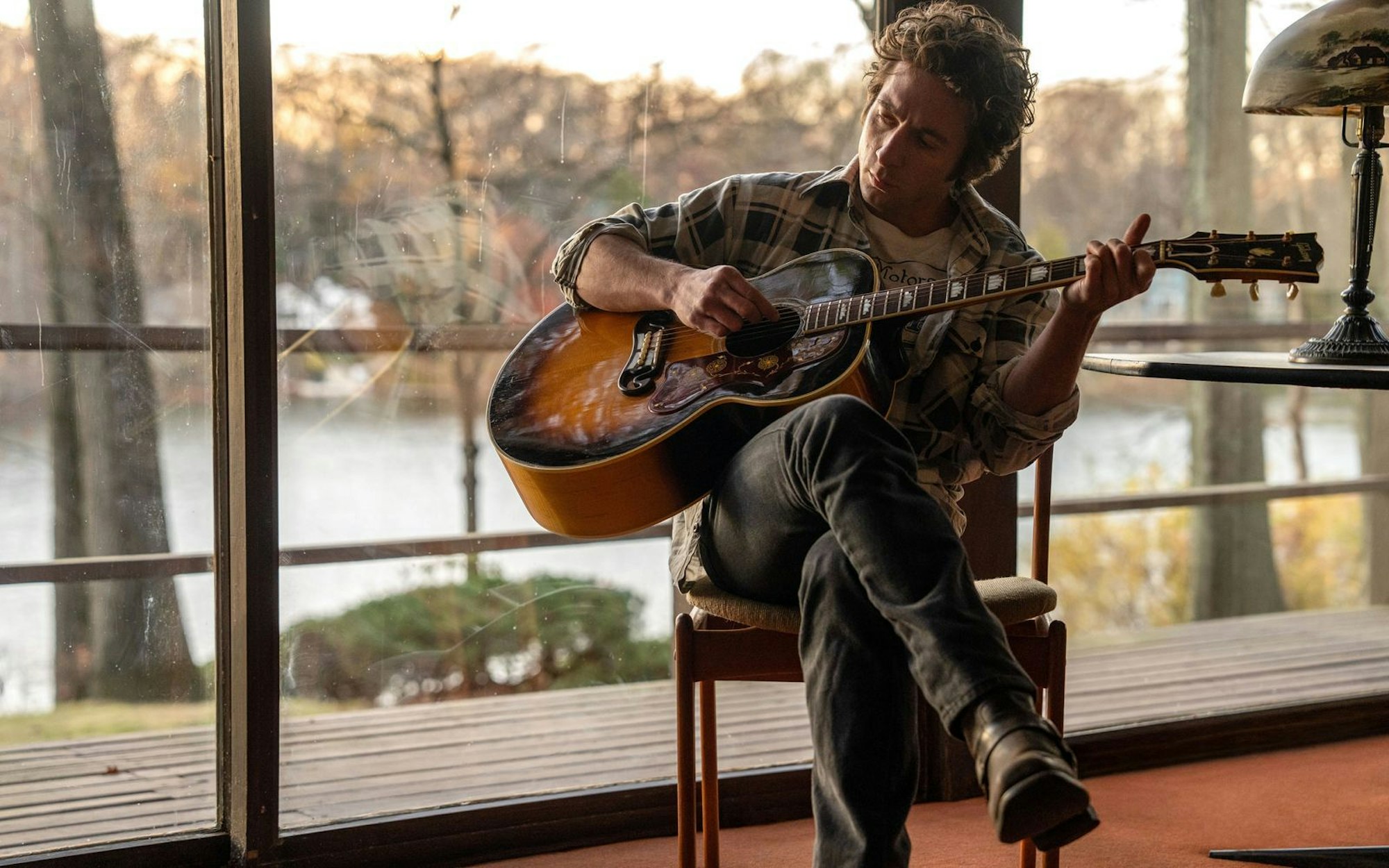 „Springsteen: Deliver Me From Nowhere“ erzählt davon, wie Bruce Springsteen (Jeremy Allen White) 1982 sein Kultalbum „Nebraska“ aufnahm. (Bild: 20th Century Studios/Disney)